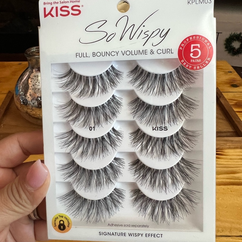 KISS So Wispy Lashes Full, Bouncy Volume and Curl - Picture 2 of 5